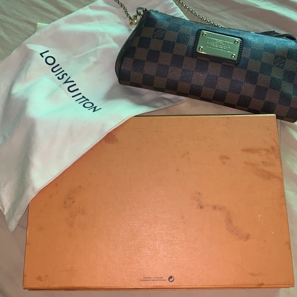 LOUIS VUITTON
Damier Ebene Eva Clutch - Picture 15 of 16